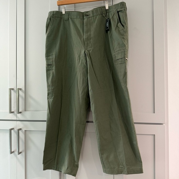 NWT L.L. Bean Men’s Comfort‎ Waist Olive Green Cargo Pants size 40x29 - Picture 1 of 4
